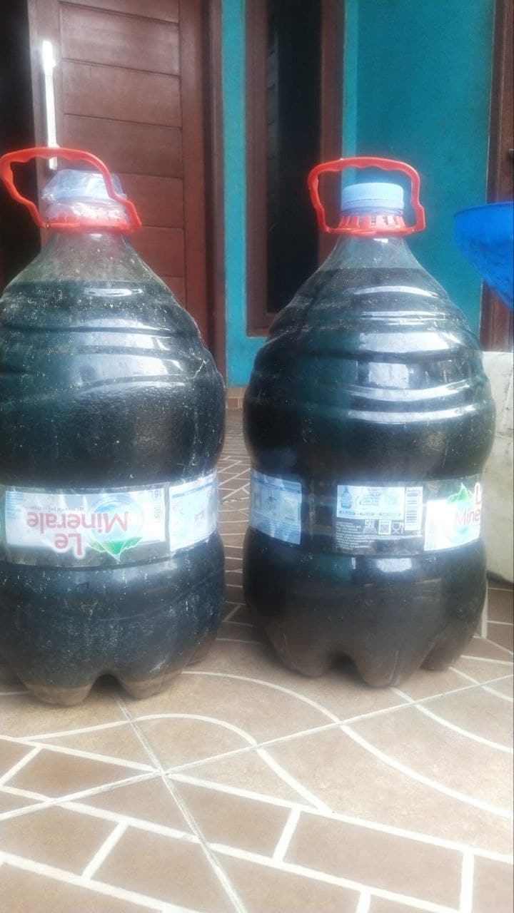 Botol besar berisi minyak jelantah