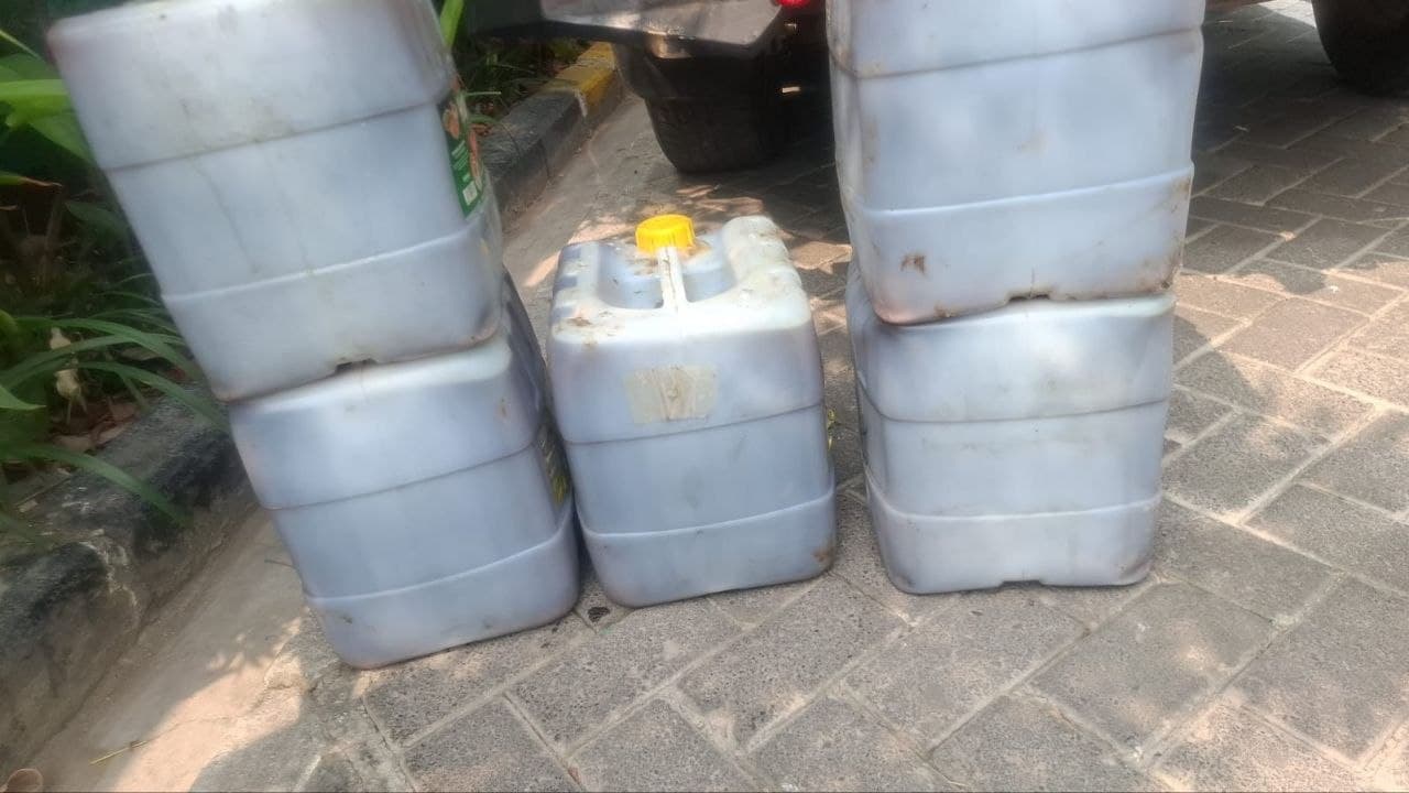 Tumpukan jerigen minyak jelantah