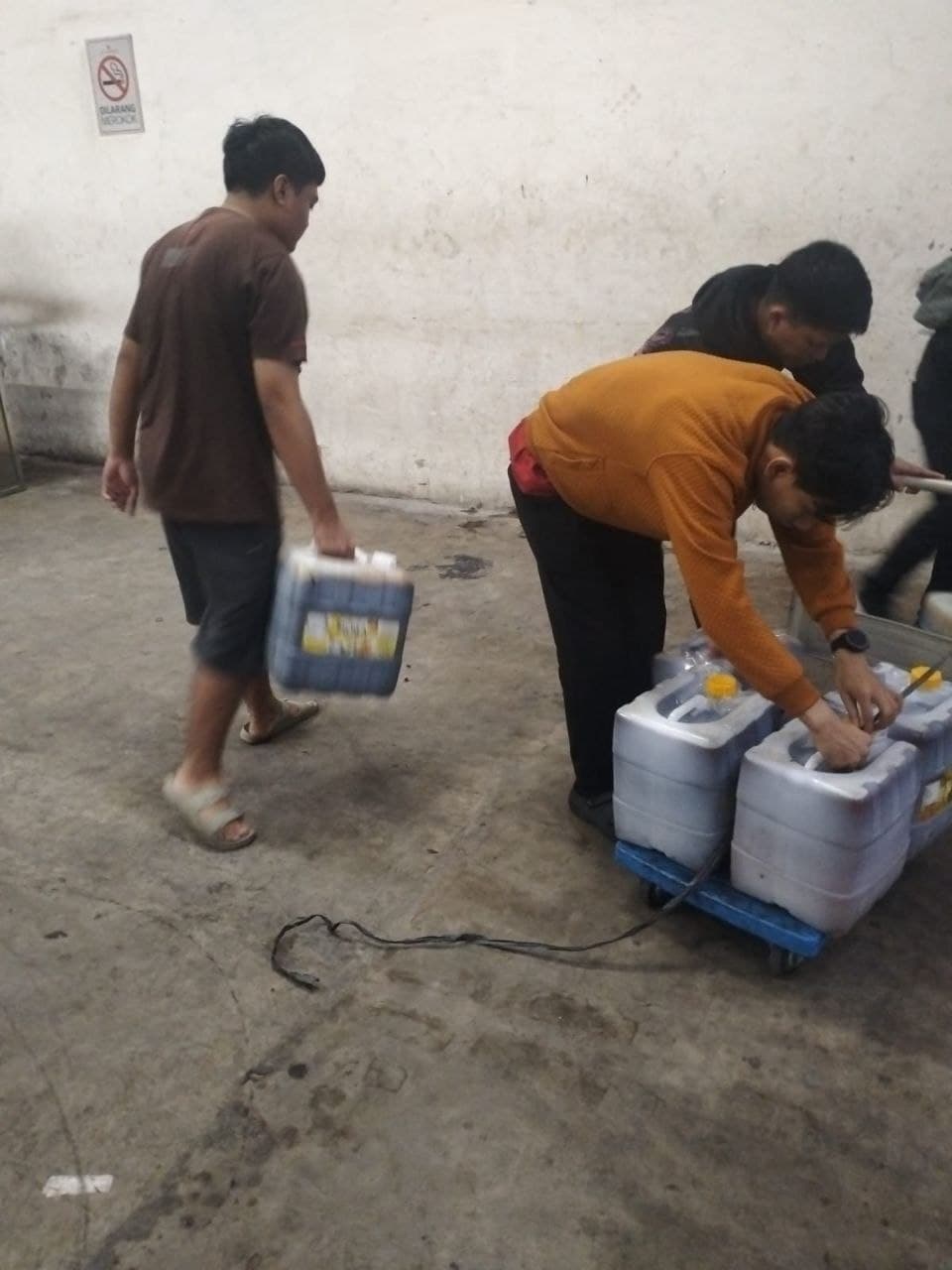 Tim menata jerigen jelantah di atas troli